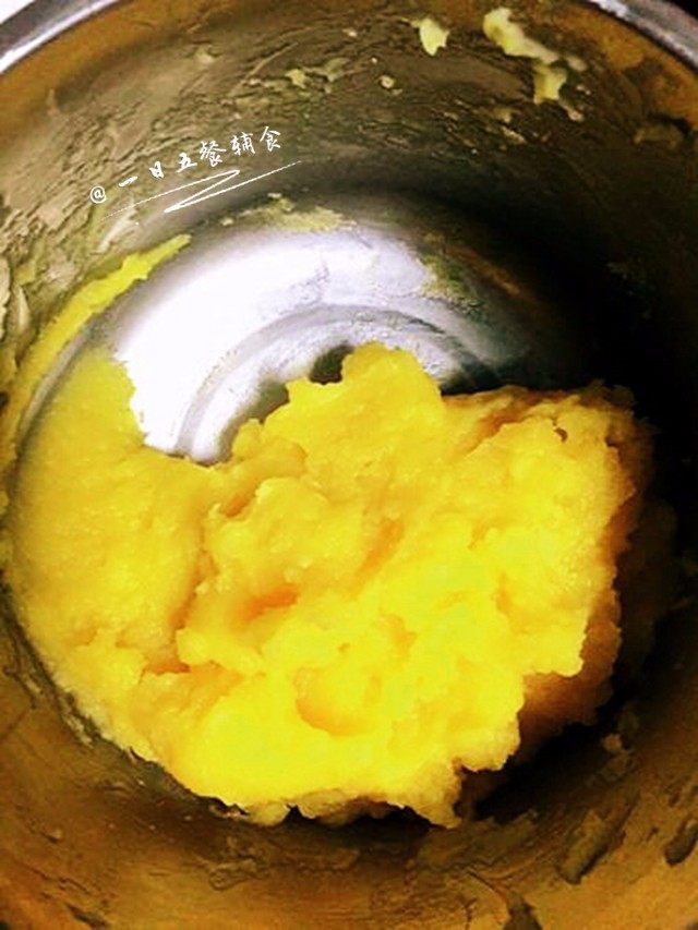 奶黄包,搅拌下图状态。打蛋盆离开锅，隔水加热大概5分钟。盖保鲜膜凉后就可以用了。