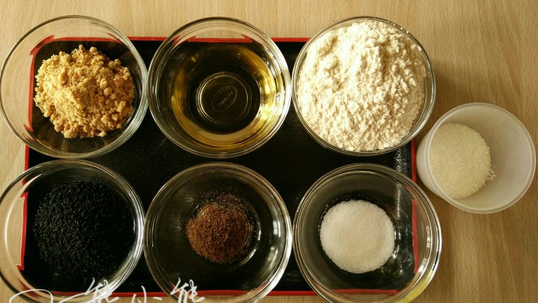 椒盐酥,先做椒盐馅。称量好所需材料，面粉炒熟，炒至面粉微微变黄，飘出香味。