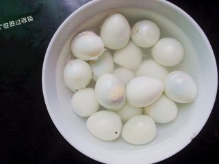 糖醋脆皮鹌鹑蛋, 把鹌鹑蛋剥出来，洗净沥干水分备用