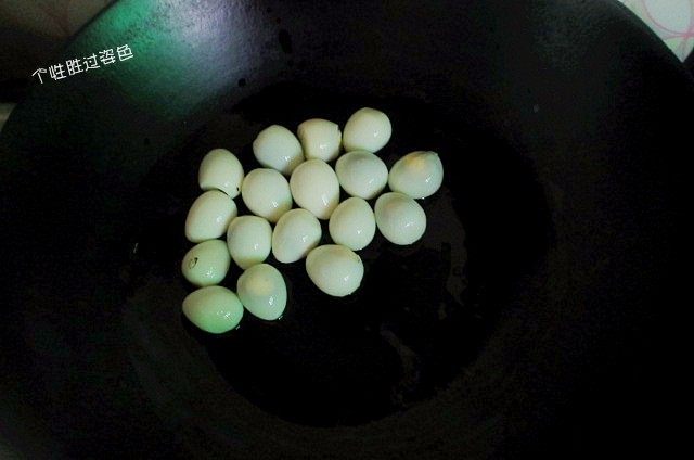 糖醋脆皮鹌鹑蛋,锅中放入适量的油，烧至六成热时，放入鹌鹑蛋中小火慢炸。