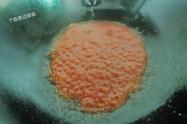 糖醋脆皮鹌鹑蛋,翻炒至起小泡泡，酱汁变得稍微浓稠即可！