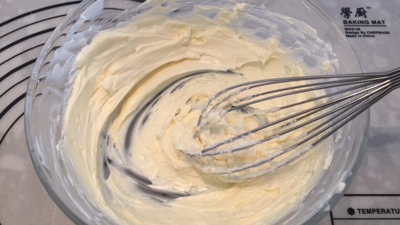 爱心抱枕慕斯,制作慕斯液：奶油奶酪室温软化，打蛋器拌至顺滑