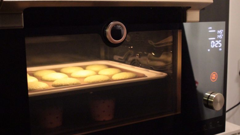 爱心抱枕慕斯,烤箱预热145度上下火中层22分钟