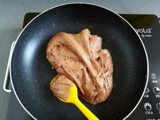巧克力牛轧糖（耐烤巧克力版）,棉花糖炒到彻底融化后加入奶粉，快速混合棉花糖和奶粉（倒奶粉的图片忘了拍）