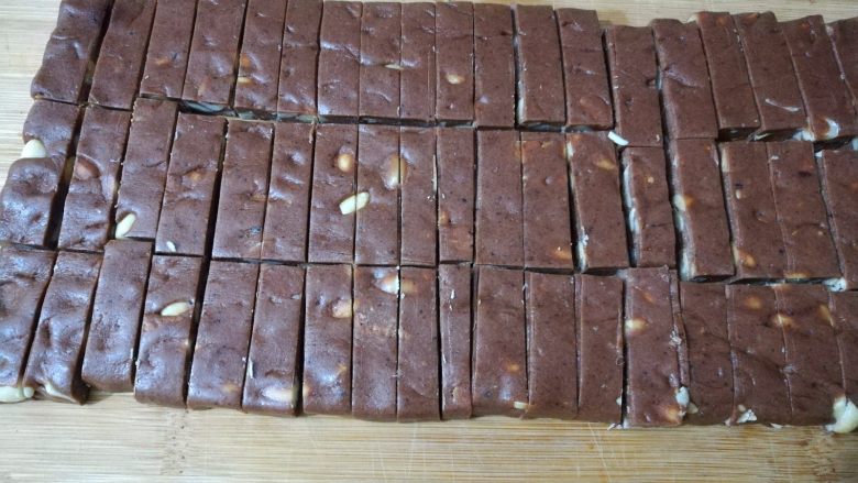 巧克力牛轧糖（耐烤巧克力版）,放凉后切成小块