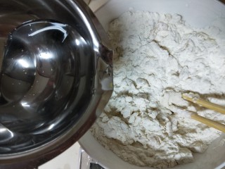 小糖饼,150克面粉和15克玉米油加入80克水，和成油皮