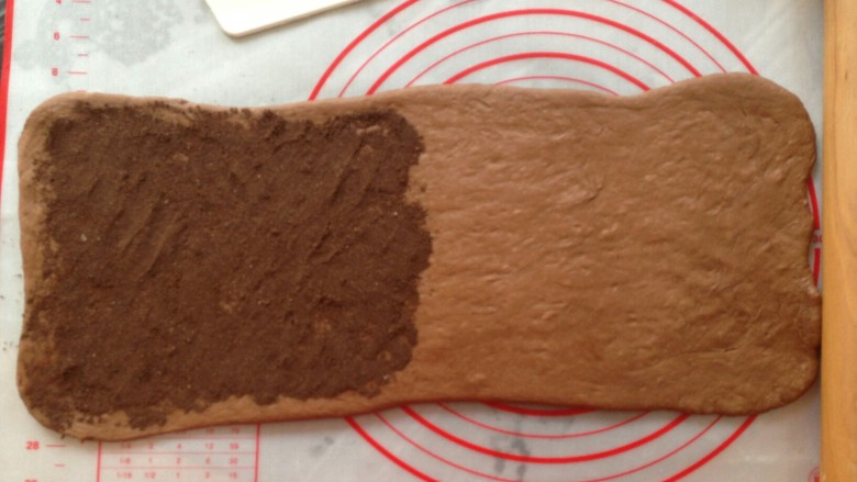 奥利奥面包条,将面团擀成长方形，在1/2处涂抹上24克的奥利奥饼干粉末。