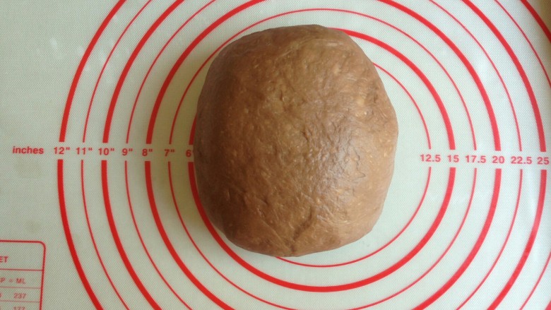 奥利奥面包条,面团取出排气，盖保鲜膜，滚圆，静置15分钟。