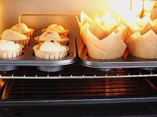 蔓越莓椰蓉小面包,烤箱提前预热，180度，中层，20分钟左右， 出炉放至温热38-42度左右密封保存，切勿放冰箱冷藏哈
