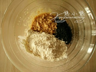 椒盐酥,加入黑芝麻、花生粉和炒熟的面粉。
花生粉是炒熟的花生米去皮后，用料理机打碎的。