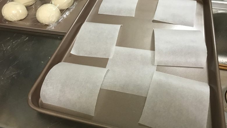 原味贝果 金枪鱼贝果,准备几张小的方形烘焙纸