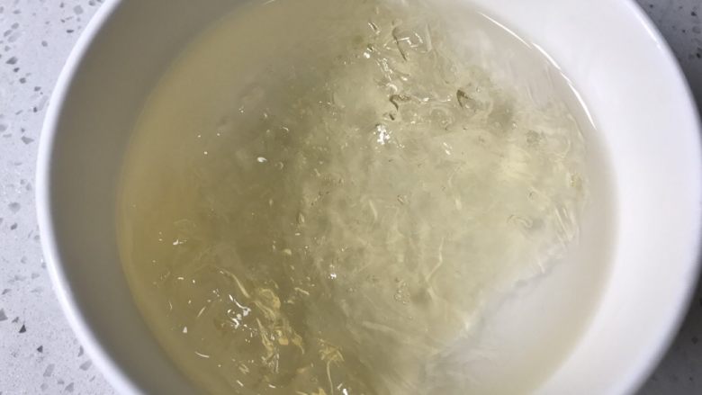 夏日芒果慕斯,吉利丁片20g用冰水泡软做慕斯液用，另外5g分开用冰水泡软，做镜面用。夏季需放入冰箱。防止室温过高吉利丁还是会融化。