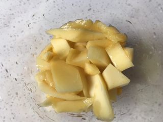 夏日芒果慕斯,芒果削皮切块，漂亮的滴上几滴柠檬汁，抗氧化，不漂亮的块状需要200g，放入料理机，准备打成芒果泥用。