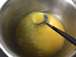 夏日芒果慕斯,制作镜面，将50g芒果果酱加入50g清水，加入5g泡好的吉利丁片，小火加热，搅拌均匀，关火。也可以用之前熬的芒果泥，预留一点出来替代芒果酱。