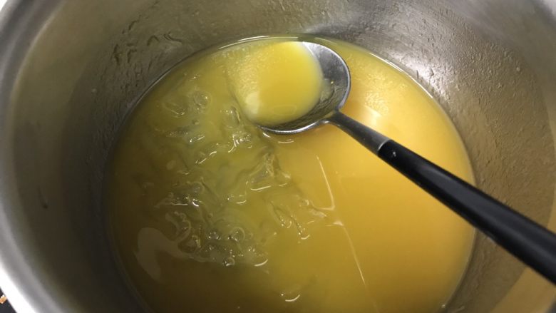 夏日芒果慕斯,制作镜面，将50g芒果果酱加入50g清水，加入5g泡好的吉利丁片，小火加热，搅拌均匀，关火。也可以用之前熬的芒果泥，预留一点出来替代芒果酱。