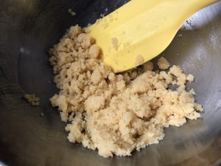 夏日芒果慕斯,用融化的黄油拌匀