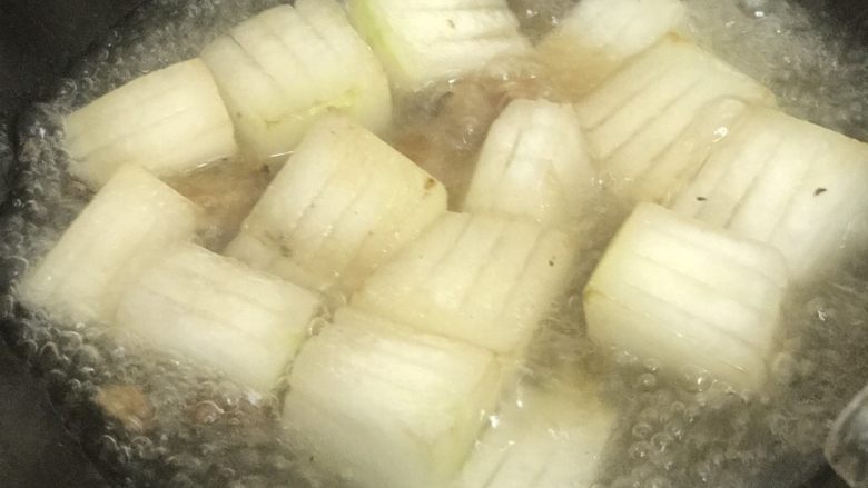 耗油烧冬瓜,炒到冬瓜由白色变成透明了，即可加入一碗水，煮开