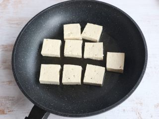 香辣豆腐,放入豆腐块，小火煎制。