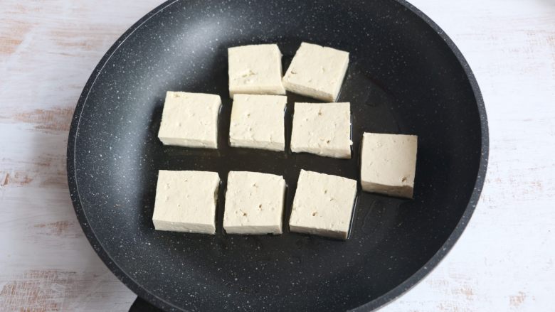 香辣豆腐,放入豆腐块，小火煎制。