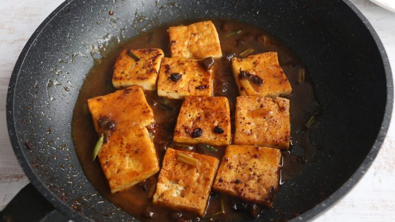 香辣豆腐,待汤汁浓稠即可起锅。

