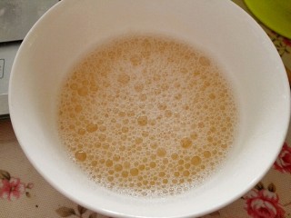 芒果慕斯,热水凉至大约60度左右，放入吉利丁粉，拌匀