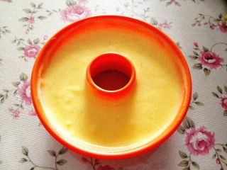 芒果慕斯,剩余慕斯液直接倒入硅胶模具，注意最好涂一层黄油防粘，好脱模