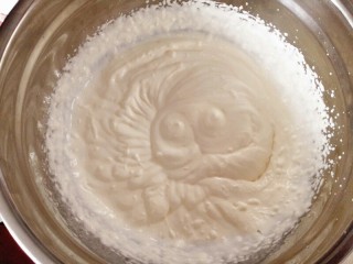 芒果慕斯,淡奶油加糖打发至出现纹路就可以了，大概5.6分发，