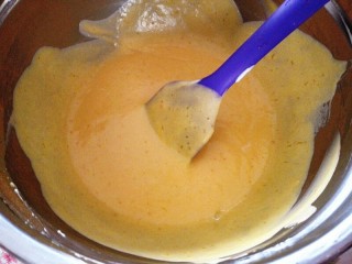 芒果慕斯,把芒果泥打入淡奶油中拌匀