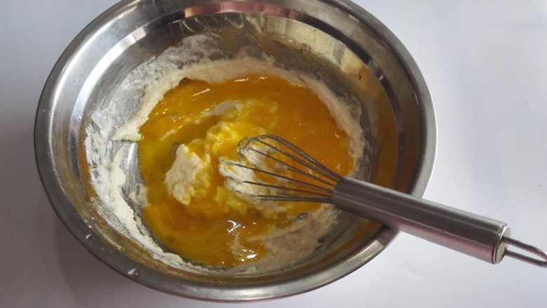 四寸加高戚风蛋糕,放入蛋黄搅拌好。
