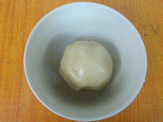 红糖烧饼,油酥材料放碗内揉成团。