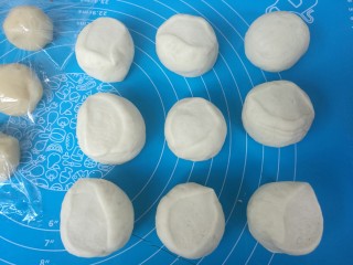 红糖烧饼,均匀的分成9个小面团。盖保鲜膜防止风干。