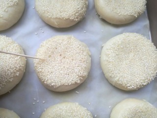 红糖烧饼,用牙签扎几个洞，防止烤制时鼓起过高开裂。