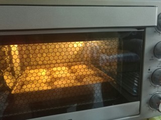 红糖烧饼,送入预热好的烤箱，上下火190℃烘烤20分钟即可。