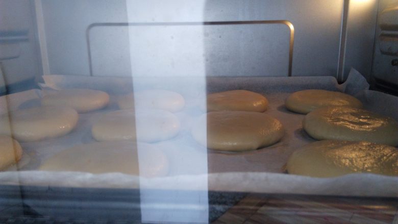 玫瑰酱香饼,整盘面饼放入烤箱160度烤40分钟，上色后及时加盖锡纸