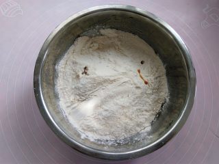 椰蓉蔓越莓月饼,加入过筛好的中粉和奶粉