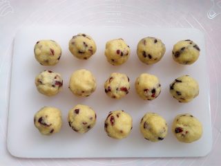 椰蓉蔓越莓月饼,取出冷藏好的椰蓉按照30克一个分成15个