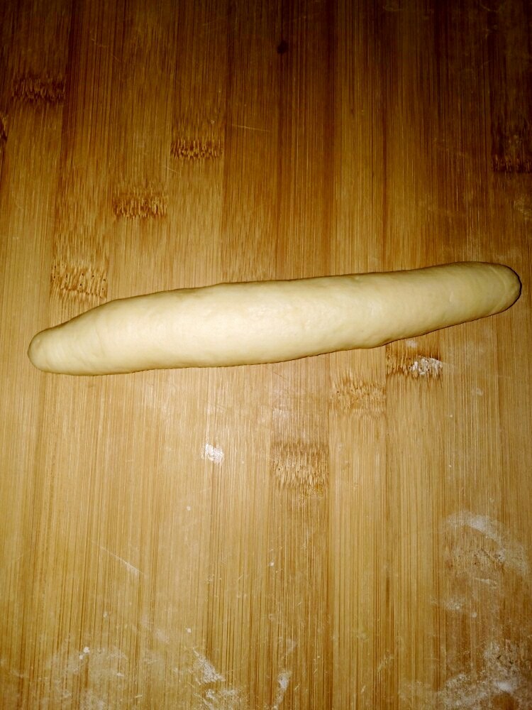   小红豆包,取出一个面团，擀成长条。这样方便擀成形状。