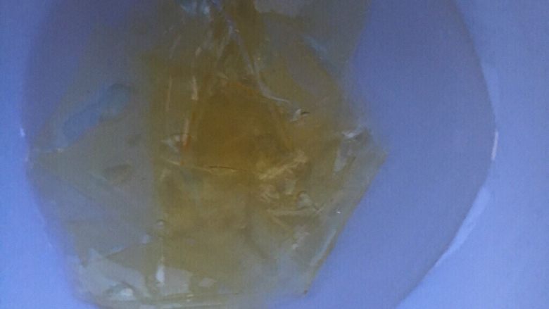 鸡尾酒冻,吉利丁片剪碎，加少许清水冰箱冷藏泡软