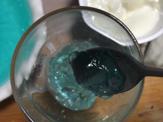 鸡尾酒冻,先舀几勺酒冻填在杯子底部