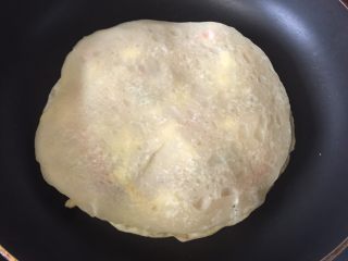 墨西哥薄脆饼配牛油果番茄莎莎,盖上另一块薄饼，盖上锅盖焖煎5-8分钟
