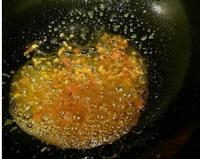 鲜味虾,锅中留少许油，下姜蒜炒香，中火，下番茄酱（约3小匙）或去皮切碎幻西红柿，炒出红油。