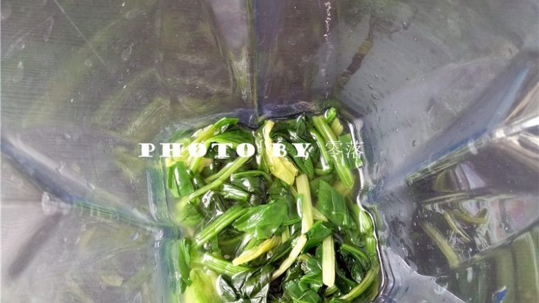 菠菜汤粑粑,将菠菜放入破壁料理机，倒入少量凉开水，将菠菜榨汁；