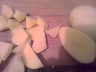 东北脊骨炖土豆,土豆切成滚刀块 切开一点用刀别开 更好吃