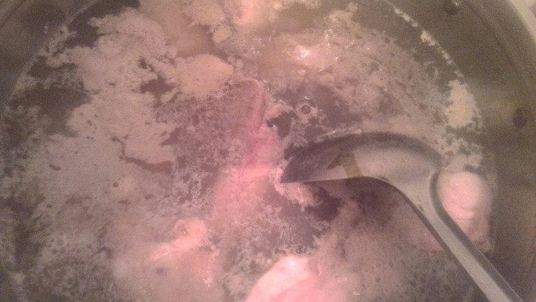 东北脊骨炖土豆,沸腾时 会漂一层浮沫 用勺子盛出去倒掉 