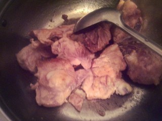 东北脊骨炖土豆,把肉下进去翻炒数下 使其均匀裹上糖色