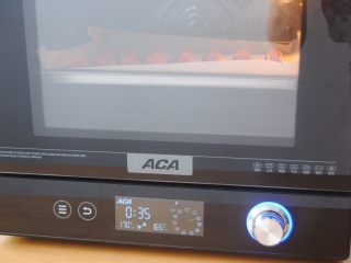 莓好时光闪电泡芙,ACA烤箱上下火180度预热，放入中层烤制30分钟，中途千万不要开门
