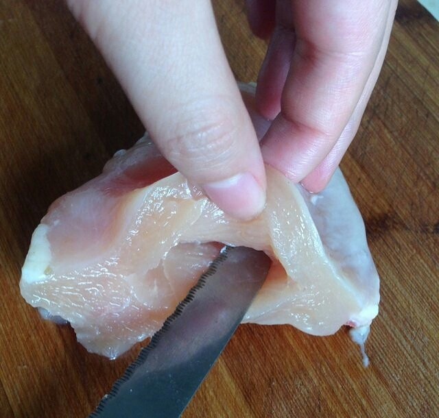 烤箱版鸡排,用刀将鸡胸肉剖开，要薄厚适度均匀的薄片