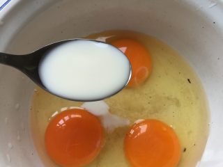 滑蛋虾仁,鸡蛋中加入一勺牛奶和一克盐打散备用