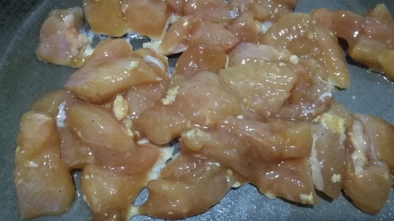 燕麦鸡胸肉蛋卷,不粘锅刷一层薄油，放腌好的鸡胸肉翻炒