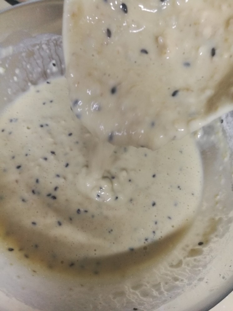 燕麦鸡胸肉蛋卷,搅拌均匀后，看下面糊状态。因为燕麦吸水性强，如果此时面糊比较浓稠，可以再加些水调整下。面糊稍微稀一点，饼比较容易成型不散。就跟做糊塌子一样。